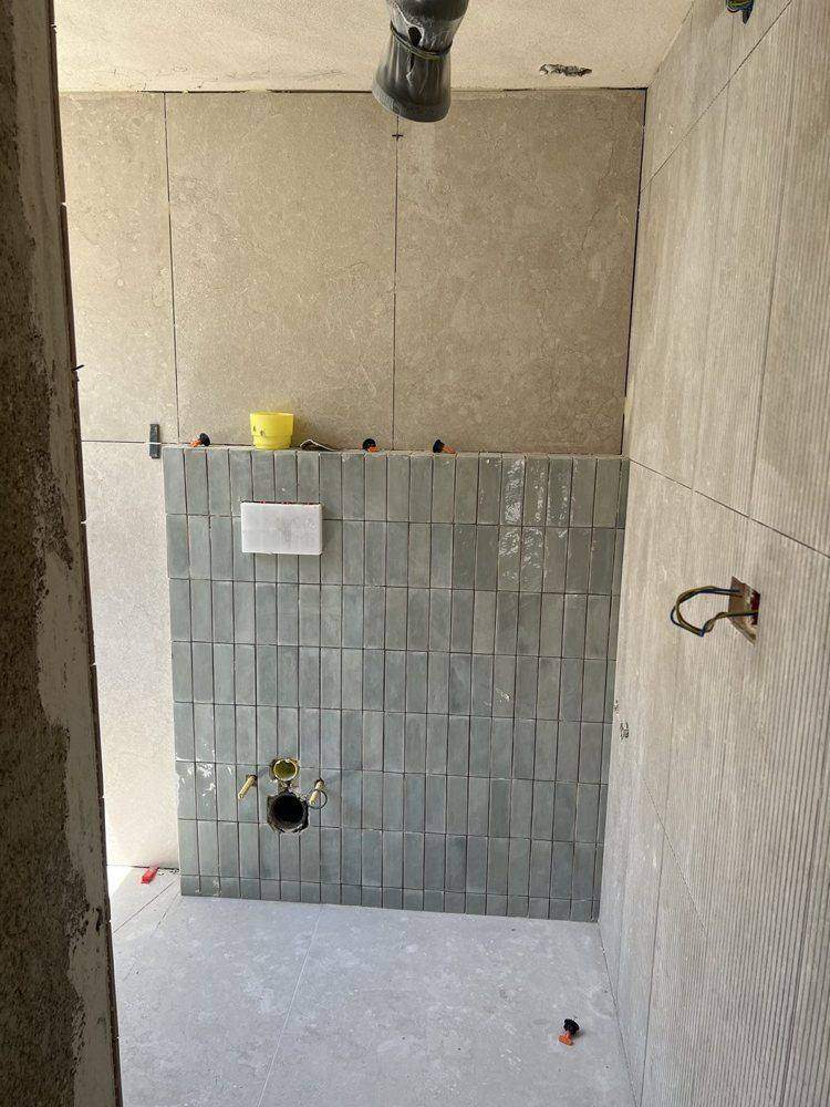 חדר רחצה בזמן העבודה