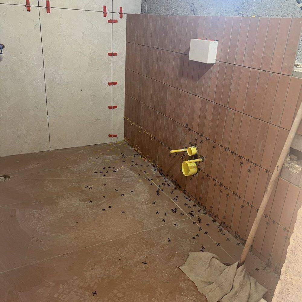 חיפוי טרקוטה בחדר הרחצה בזמן העבודה