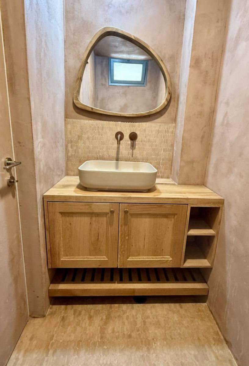 שירותים בטיח ורוד, ארון אלון ומראה אורגנית