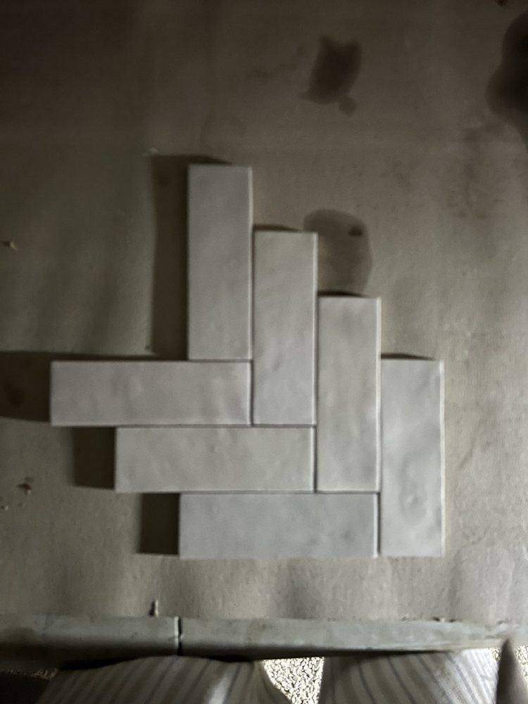 אריחים על הקיר בזמן העבודה