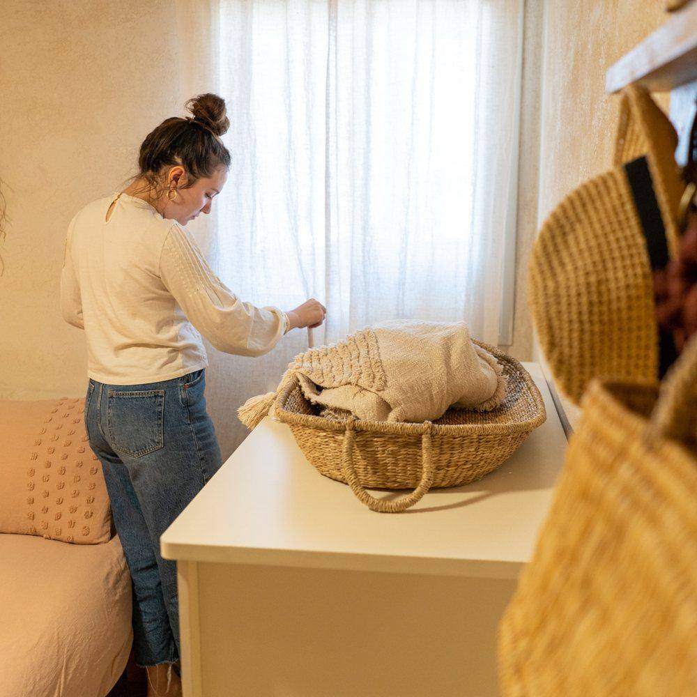 עדי מסדרת חדר שינה