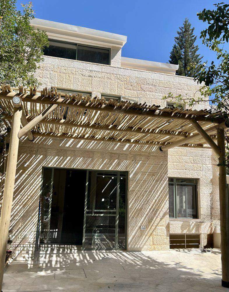 חזית אבן עם פרגולת עץ